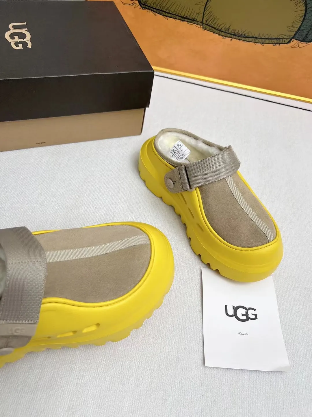 Factory price 560💰 (same style for men and women) 🌸UGG 2025 new small potato, half drag and one kick to unlock the relaxed feeling, lightweight and thin sole, always light and fashionable, casually walking out of a new style, it feels very UGG, classic suede with soft wool lining insole, rubber foam outsole, hot stamped logo ✅Color: bright green, bright yellow, maroon, black ✅Number of codes: 35 to 45 (synchronized with the official website)